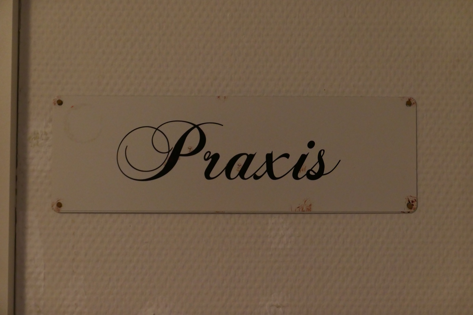 Praxisschild Nahaufnahme